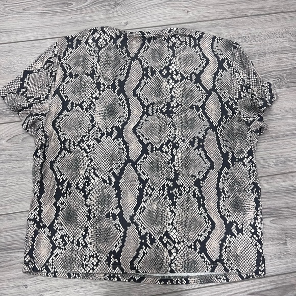 Aritzia babaton women’s everyday t-shirt snakeskin print - Picture 2 of 6